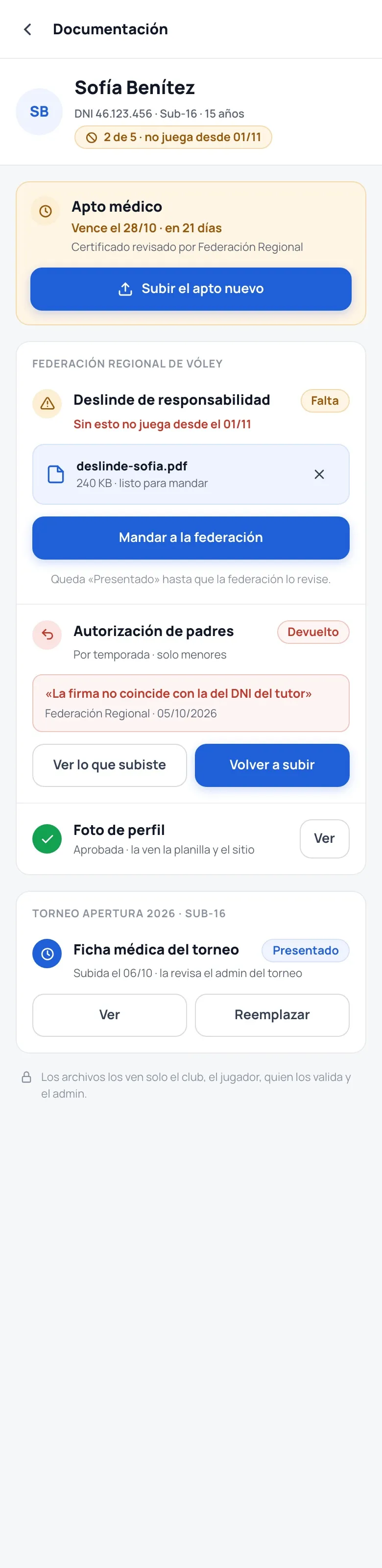Documentación de una jugadora en el celular del club: apto médico por vencer, deslinde que falta y autorización devuelta con el motivo